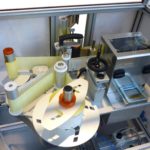 Etichettatrice automatica serie LABELX completa di unità di stampa a trasferimento termico e protezioni integrali antipolvere